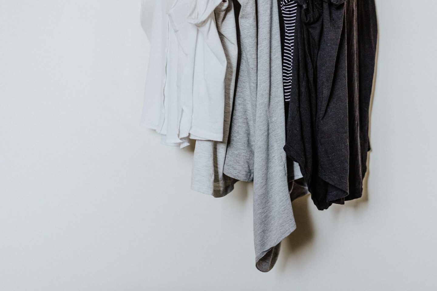 használt ruhák eladása újrahasznosítás minimalista kihívás