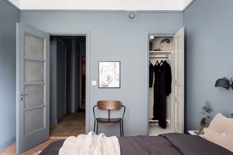 kék skandináv lakás őszi lakberendezés göteborgi lakás svéd lakás hálószoba