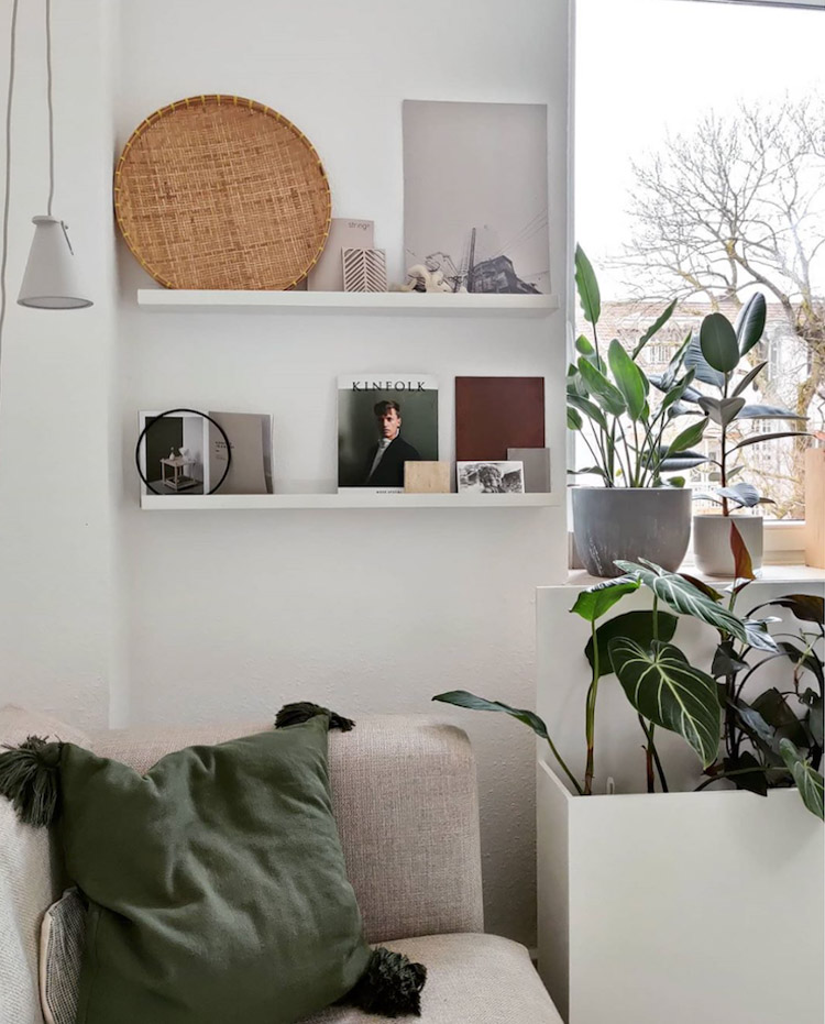 skandináv lakás németországban szobanövények enteriőr északi stílus minimalista lakberendezés urban jungle növények otthon kinfolk shelfie polc styling