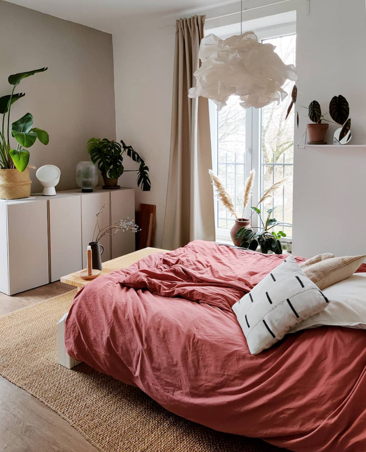skandináv lakás németországban szobanövények enteriőr északi stílus minimalista lakberendezés urban jungle növények otthon hálószoba