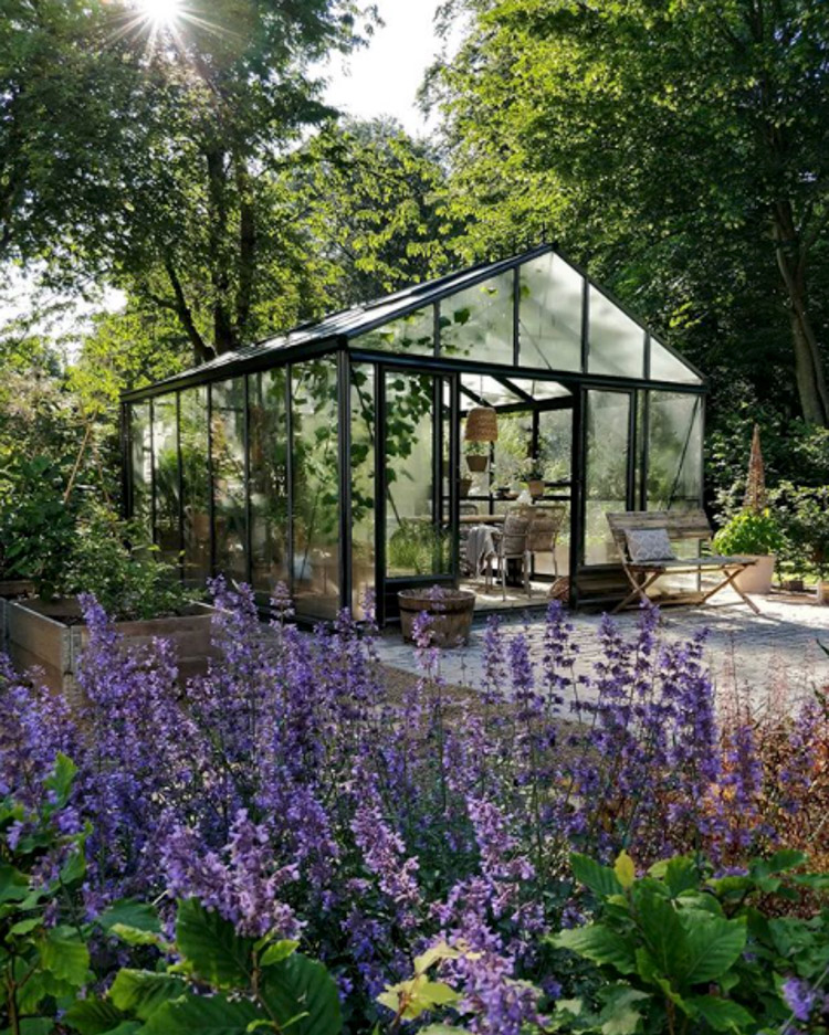otthoni művészet egy dán családi házban skandináv lakberendezés kert üvegház száletli