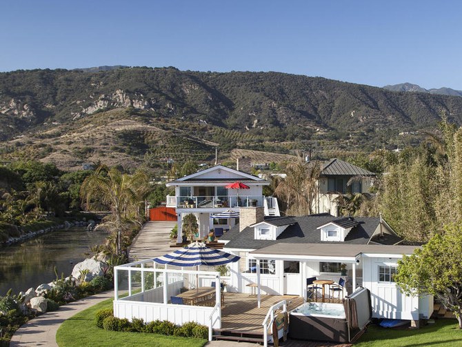 Egészen elképesztően néz ki Mila Kunis és Ashton Kutcher kaliforniai, a Santa Barbara-i tengerparton található háza – nézd be te is!