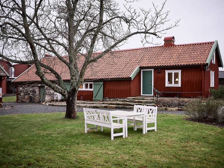 Egy fantasztikus svéd házat mutatunk, amely remek inspiráció a stresszmentes otthonhoz – és egy kreatív videót is kapsz mellé Csorba Anitától.