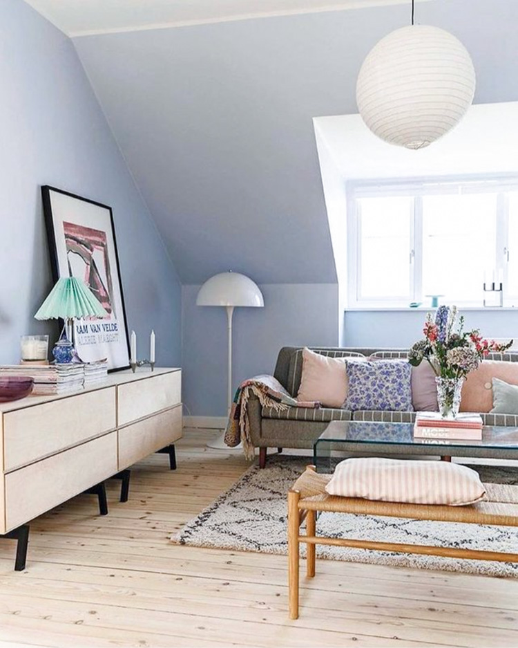 Maj Winther Træde fantasztikus kék skandináv lakása remek inspiráció a kreatív színes otthonhoz – és egy inspiráló videót is kapsz mellé Csorba Anitától.