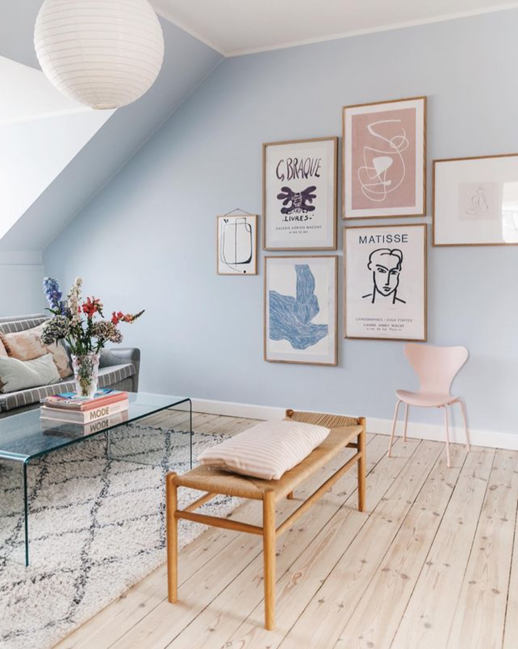 Maj Winther Træde fantasztikus kék skandináv lakása remek inspiráció a kreatív színes otthonhoz – és egy inspiráló videót is kapsz mellé Csorba Anitától. pasztell kék skandináv lakás
