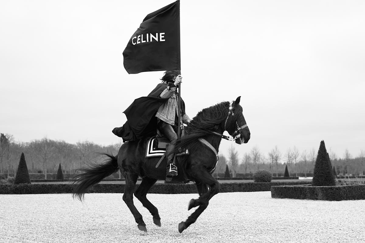 Hedi Slimane ismét megcsinálta: a Celine Teen Knight Poem divatbemutatója egészen elképesztő lett – nézd meg te is a francia divatmárka új kollekcióját.