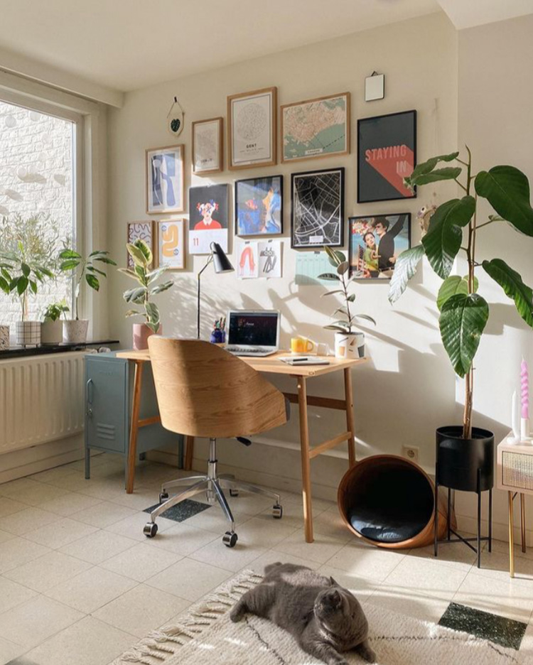 Ez a stílusos belga lakás remek inspiráció a modern eklektikus otthonhoz – és egy kreatív videót is kapsz mellé Csorba Anitától. home office dolgozósarok